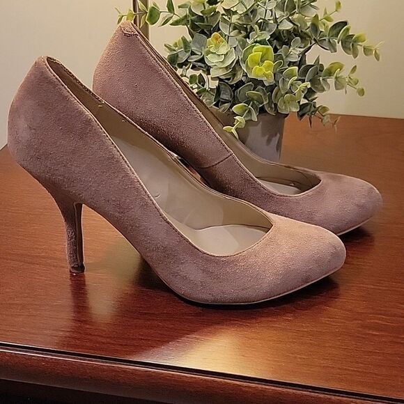 Steven taupe suede pumps 9.5 - Picture 1 of 8
